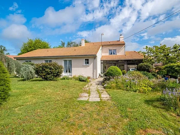 Exclusivité Square Habitat - Maison familiale avec dépendances à Pornic.