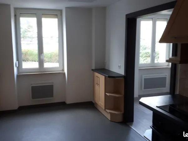 Belle maison 3/4 pieces refaite a neuf avec terrain , garage et parking