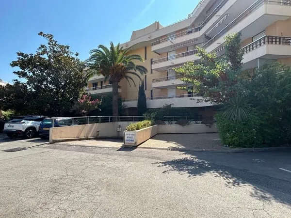 Stationnement Location Fréjus   75€