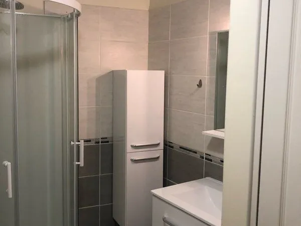 Appartement avec poutres apparentes, tommettes au sol sauf dans cuisine et salle de bain. Proche arr