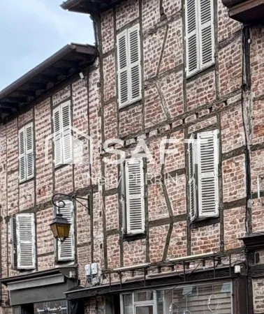 IMMEUBLE AVEC 2 LOCAUX COMMERCIAUX, 1 APPARTEMENT A RAFRAICHIR ET COMBLES AMENAGEABLES