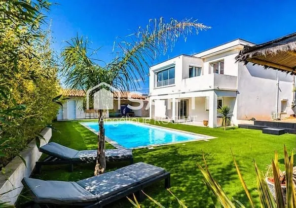 Magnifique ensemble 2 Villas au totale 254 m2 avec triple carport garage dépendances Piscine