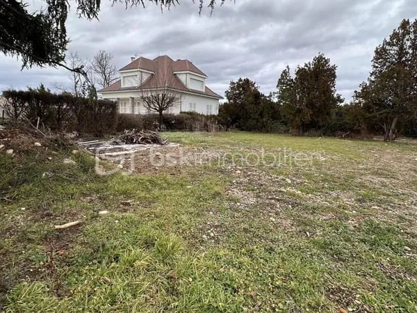 Terrain constructible 830 m²