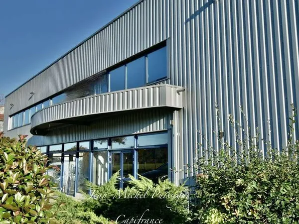 A louer entrepôt et bureaux 2400m² à Saint Gaudens