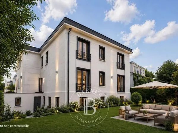 Neuilly - Voie privée - Hôtel particulier avec jardin de 830 m²
