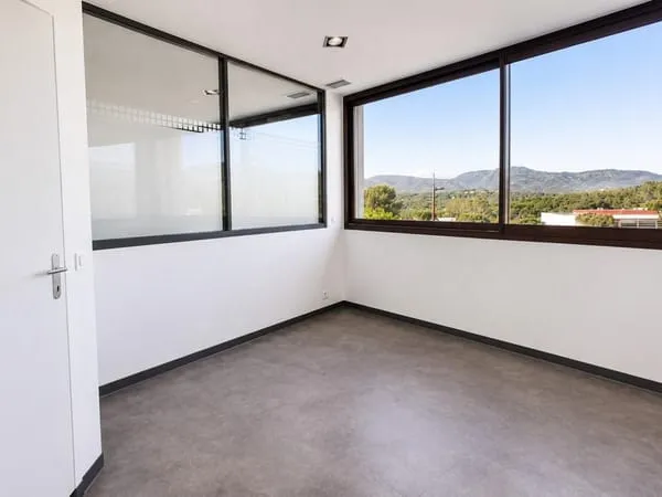 Local pro 10 m² indépendant dans complexe de 124m²