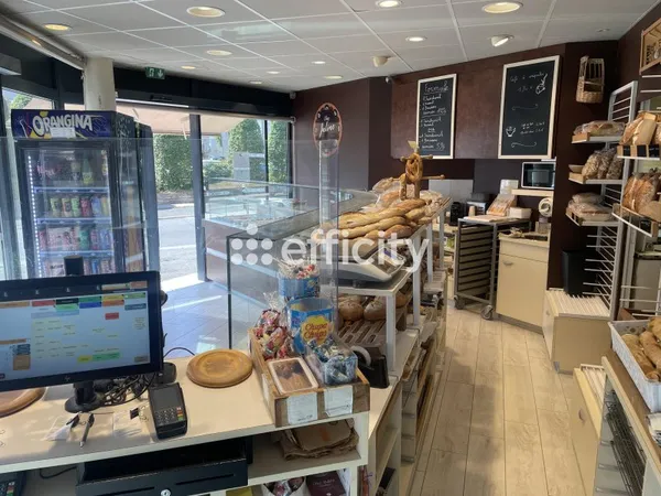 Local commercial 3 pièces 143 m²