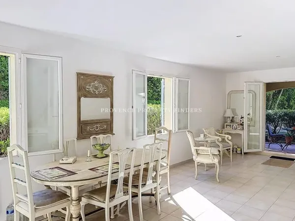 Superbe appartement en rez-de-chaussée avec grande terrasse plein sud à deux pas du centre de Lorgue
