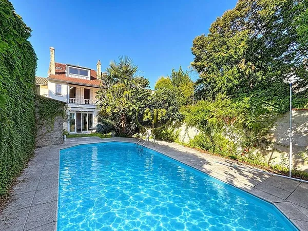 Maison 7 pièces 250 m²