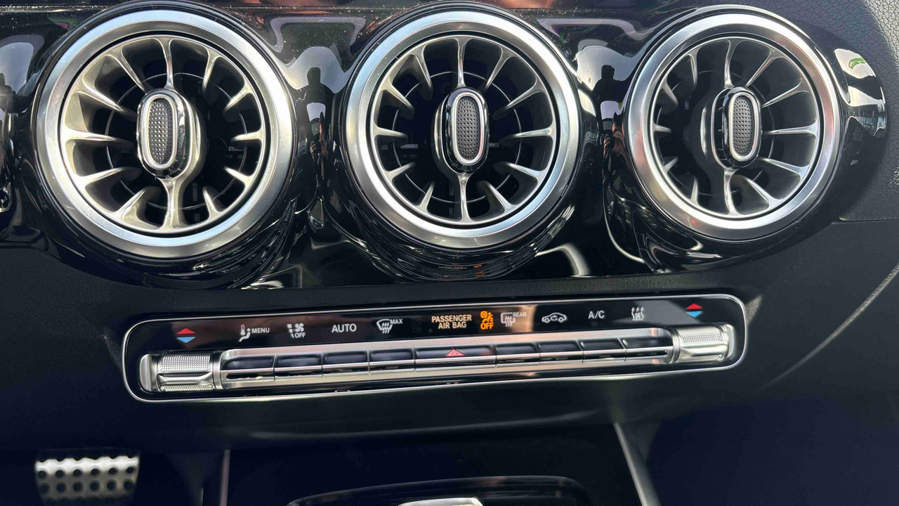 Mercedes EQA 300 4Matic — photo 18