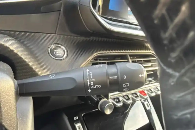 Peugeot 208 puretech 100 s&amp;s bvm6 — photo 19