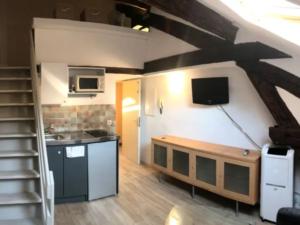 CANNES CARNOT — Studio meublé climatisé, mezzanine