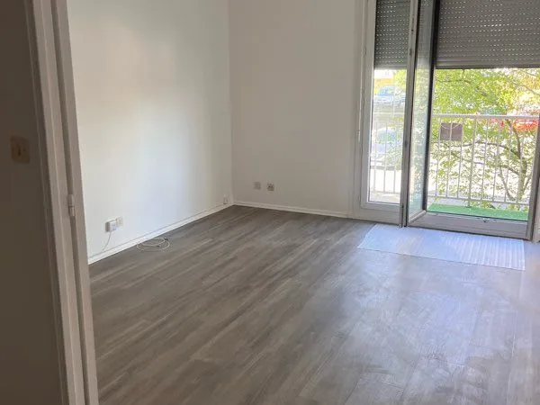À LOUER - GRAND T2 DE 50 m² AVEC BALCON, CAVE & PARKING - DÉCINES-CHARPIEU / LE PRAINET