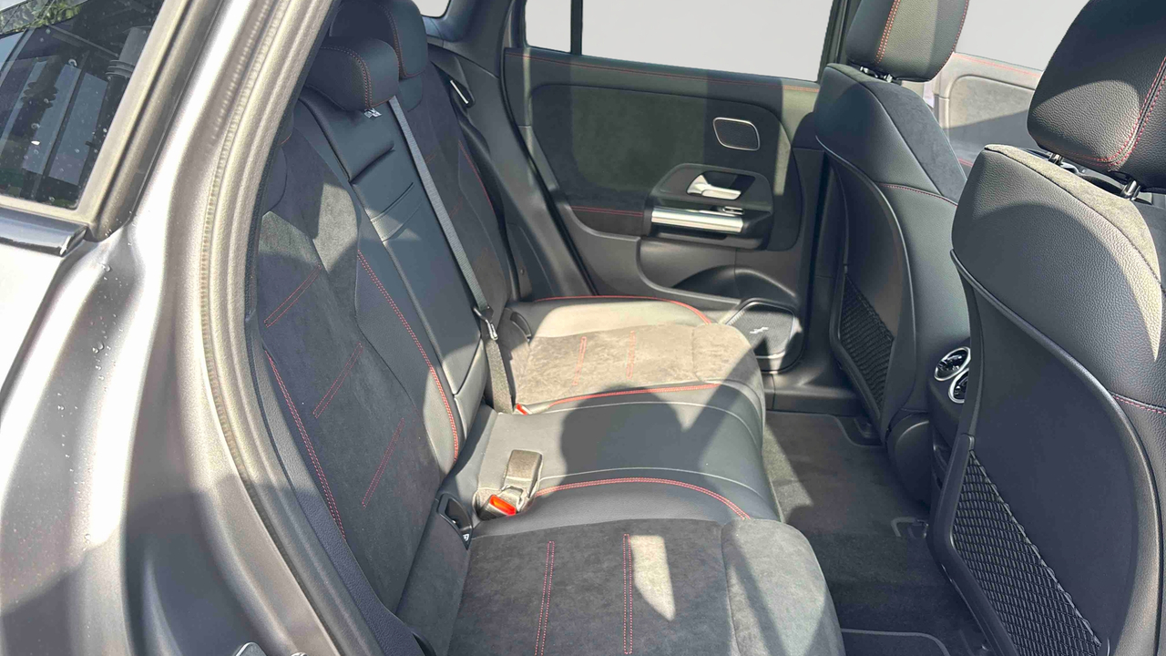 Mercedes EQA 300 4Matic — photo 12