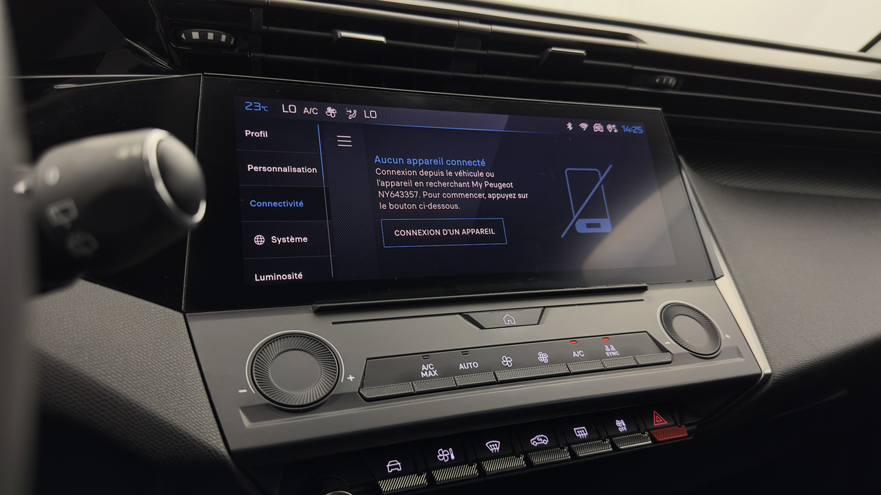 Peugeot 308 SW PHEV 180 e-EAT8 — photo 25