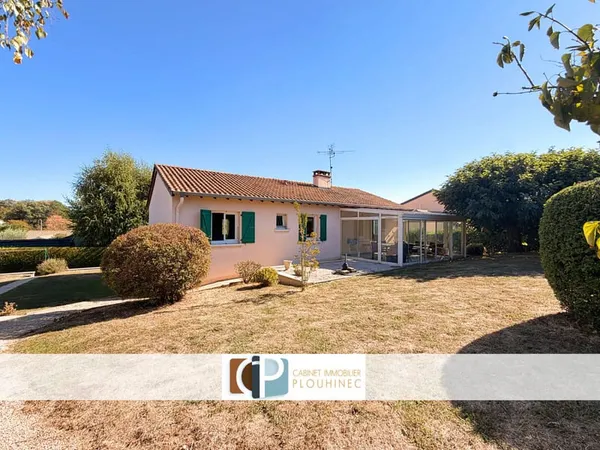 HURIGNY Maison familiale au calme avec de beaux volumes.
