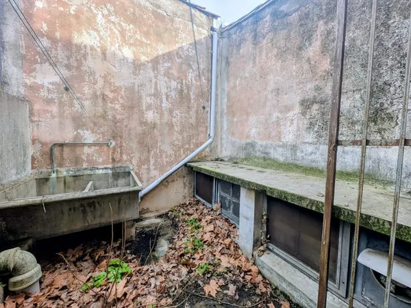 Maison à rénover avec local commercial et appartement à LEZIGNAN CORBIERES