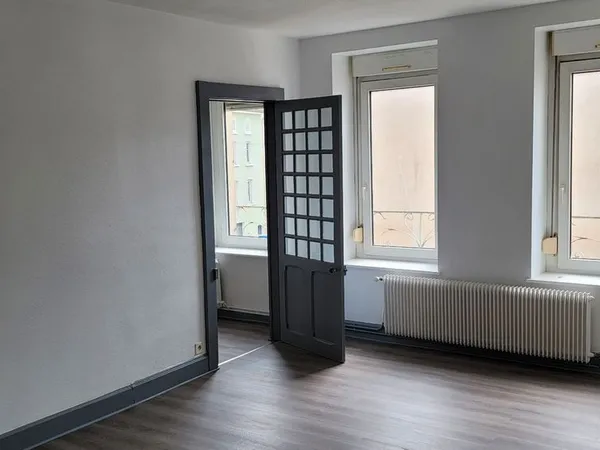 A LOUER, RAMBERVILLERS, Centre Ville, 250 m de la Mairie. Appartement F3, entièrement rénové