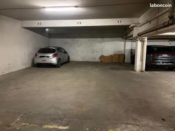 Grande place de parking - Neuilly-sur-Seine - Pont de Neuilly