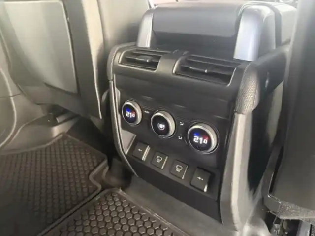 Land Rover Defender 110 2.0 p400e x-dynamic hse — photo 11