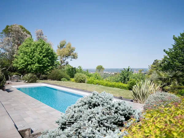 Villa contemporaine avec vue panoramique et piscine sur les hau