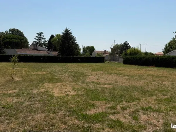 Terrain constructible 1 000 m² viabilisé - Villeneuve-sur-Lot, quartier des Eysses