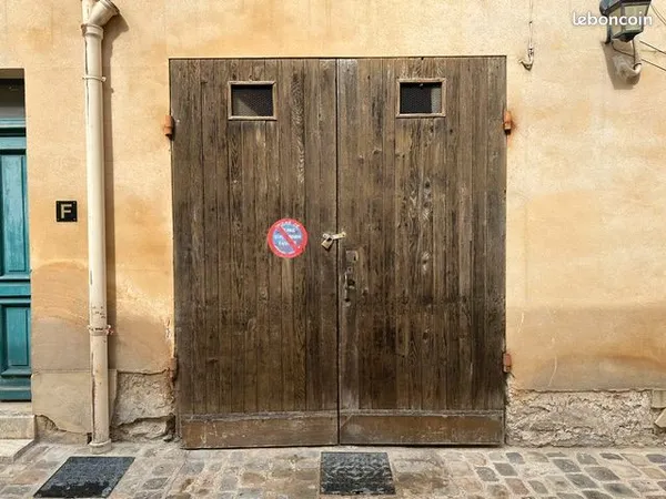 Grand box fermé de 17 m² avec eau et électricité - Rue de la Paroisse (Quartier Notre-Dame)
