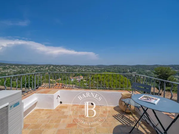 MOUGINS- MAISON DE VILLAGE- PROCHE DES COMMODITÉS
