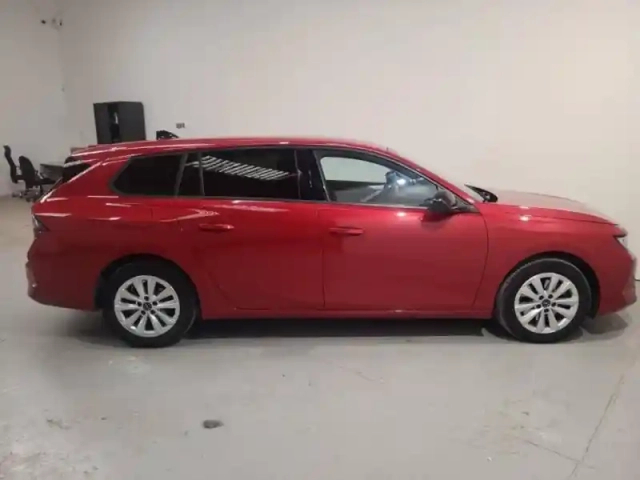 Opel Astra sports tourer 1.2 turbo 130ch bva8 — photo 2