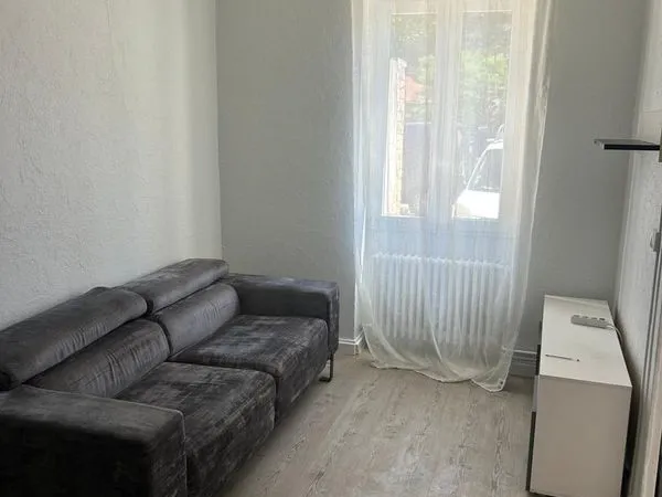 Studio Meublé, rez-de-chaussée, centre-ville dans maison de village avec 1 place de parking privée