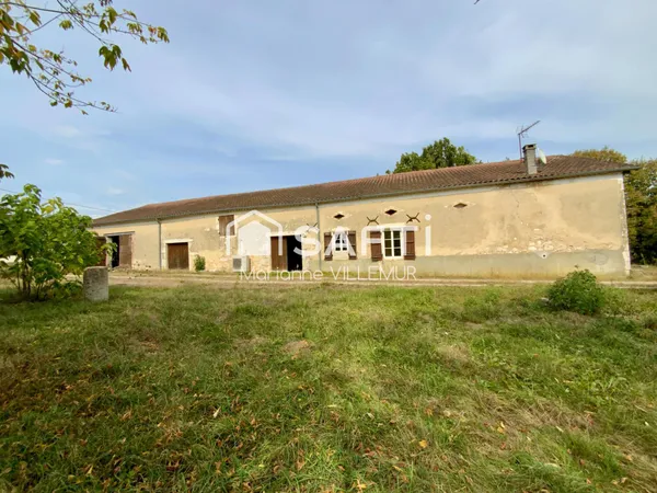 A Vianne, maison en pierre de plain pied, de 125 m² habitables avec dépendances sur un terrain de 91