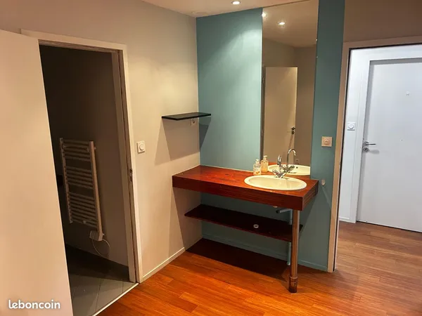 Bureau (avec douche) dans un local associatif