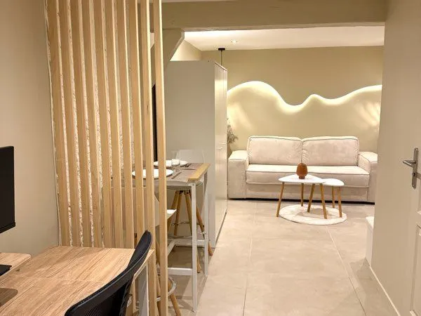 Studio rénové 25m², meublé, tout équipé, bureau + écran + wifi + lave-linge