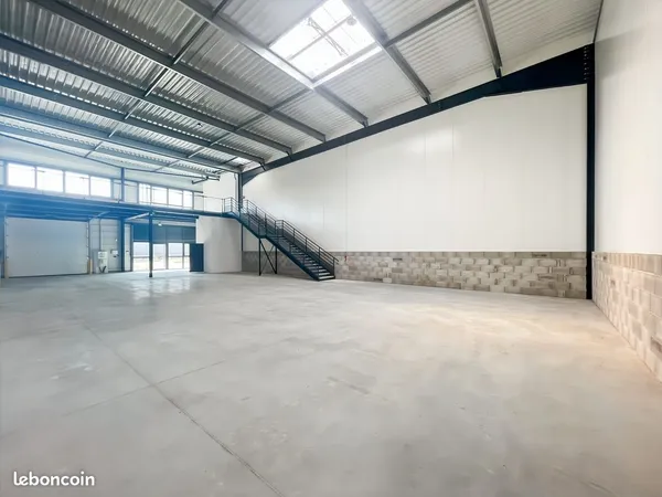 Local 367 m² Saint-Laurent-de-Mure