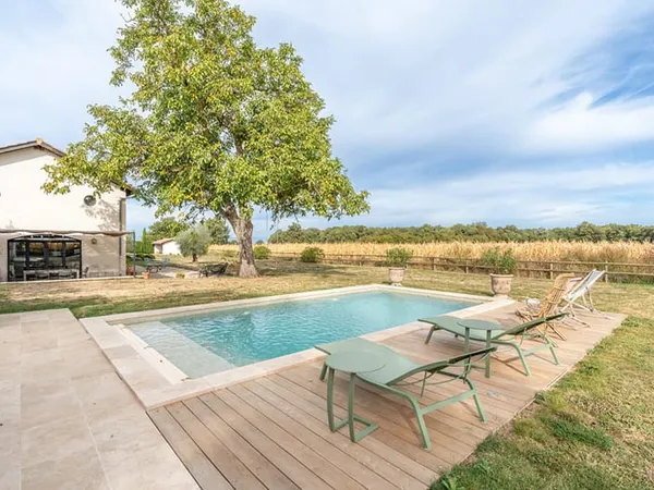 Corps de ferme rénové avec jardin et piscine sur le plateau de la Dombes