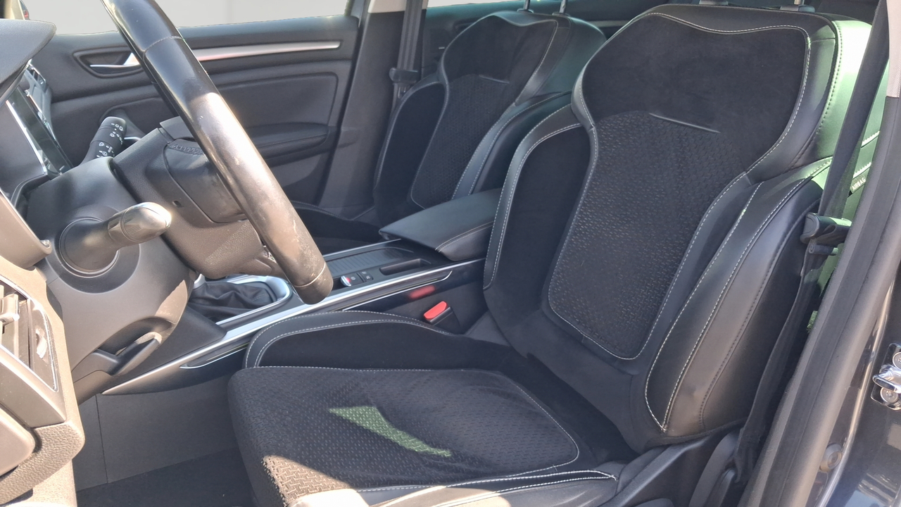 Renault Mégane IV Berline TCe 140 Energy EDC — photo 11