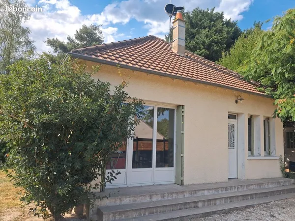 MAISON deux chambres sur terrain clos