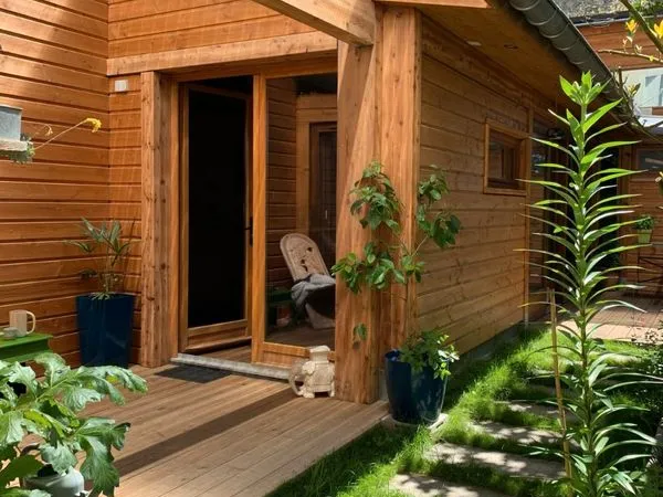 A vendre maison avec jardin et local disposant d'une vitrine