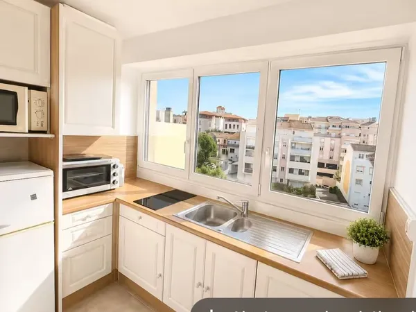 Saint-Raphael Centre-ville: Location annuelle grand studio meublé climatisé 32m2