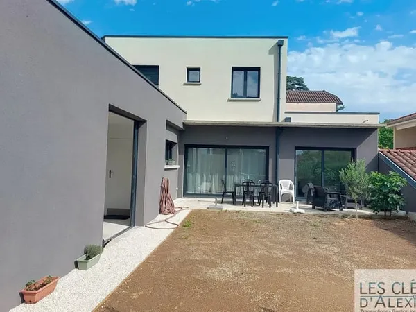 Maison - Quatre chambres- Double Garage -