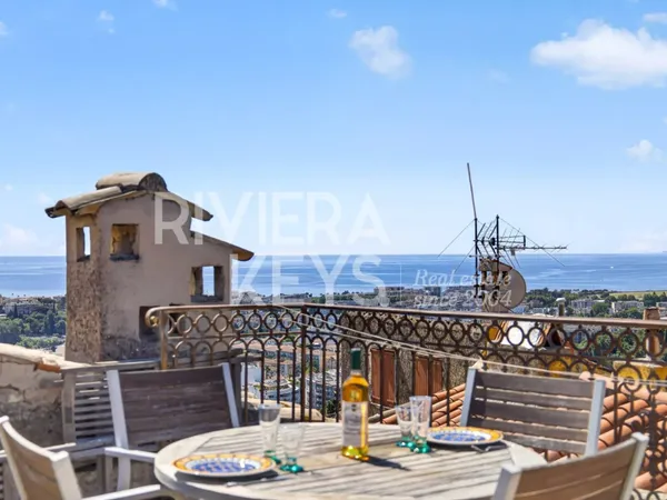 HAUT-DE-CAGNES : Exceptionnelle maison de village avec terrasse