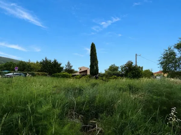 Terrain 674 m²