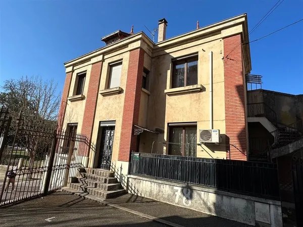 Maison Bourgeoise avec places de parking et jardinet