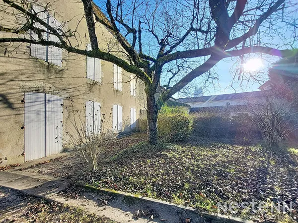 A Vendre Maison de ville en pierre rénovée avec garage et jardin à proximité immédiate du centre-vil