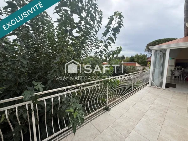 Ensemble immobilier / Maison avec garages atelier et jardin.