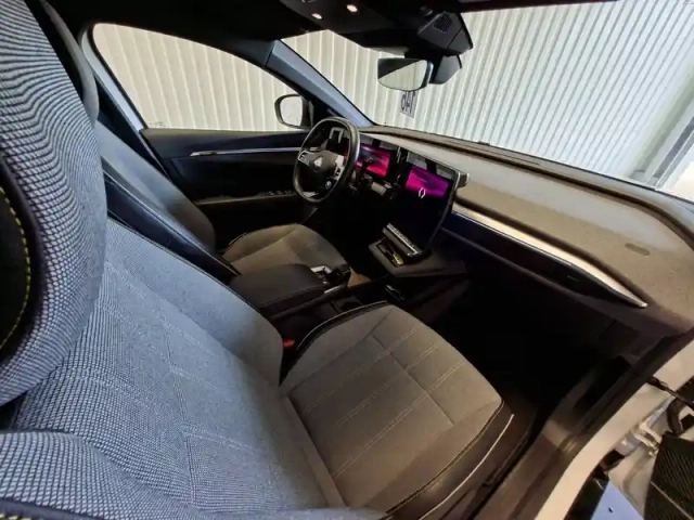 Renault Megane e-tech ev60 220 ch optimum charge — photo 11