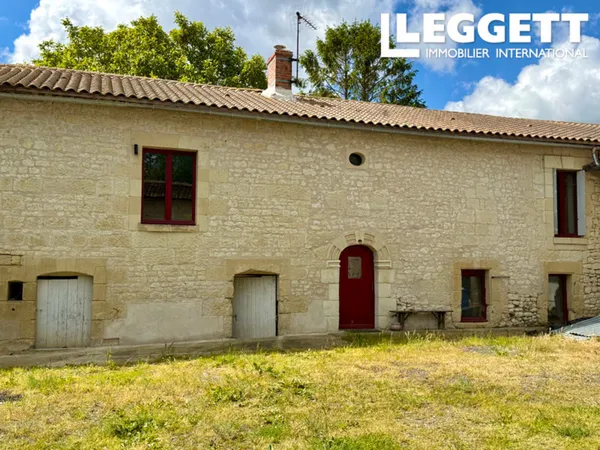 A 5 min de Loudun, ancienne ferme avec cour carrée et vue dominante, actuellement 2 chambres et beau