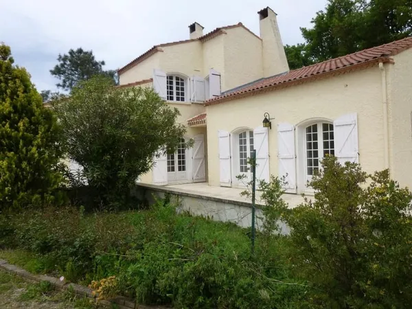 BELLE MAISON T6 SUR UNE PARCELLE DE 2 290 m2
