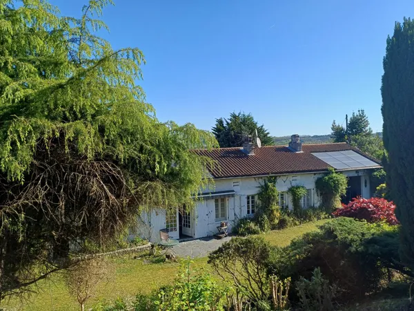 Vue exceptionnelle. Campagne. Proximité Village.