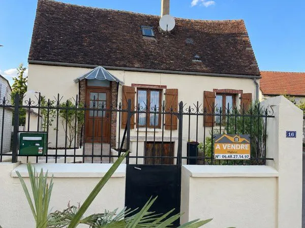 Maison de ville 3 chambres - Charme et poutres apparentes - Soucy - 129 000